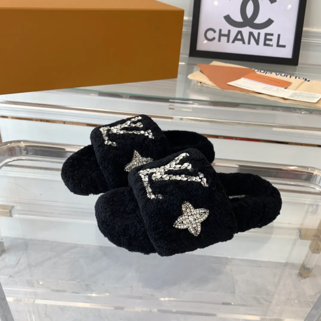 👟👟Ex-factory price 440👟👟 LV's new furry slippers, top version, made of fur and lambswool, hand-stitched with pure crystals, fashionable, low-key luxury, a must-have item for fairies, original molded non-slip rubber outsole Size: 35-40